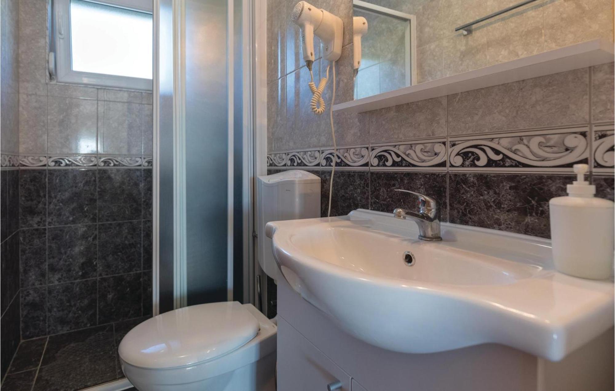 1 Bedroom Cozy Apartment In Klek Exteriör bild